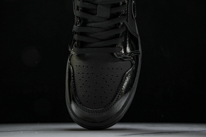 Air Jordan 1 Low “Black Croc”  HJ7743-010